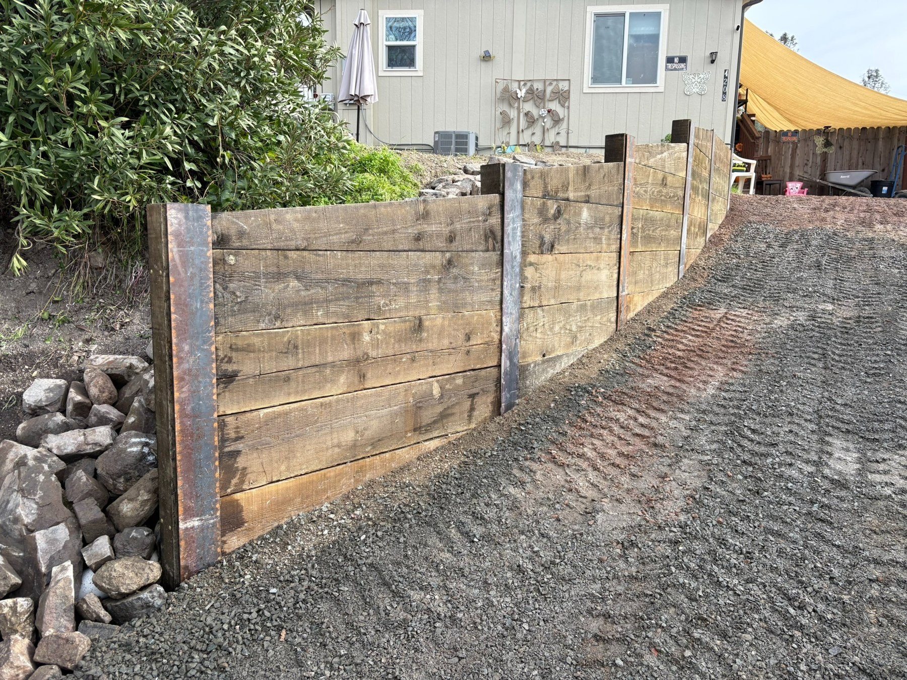Timber retaining wall with steel posts